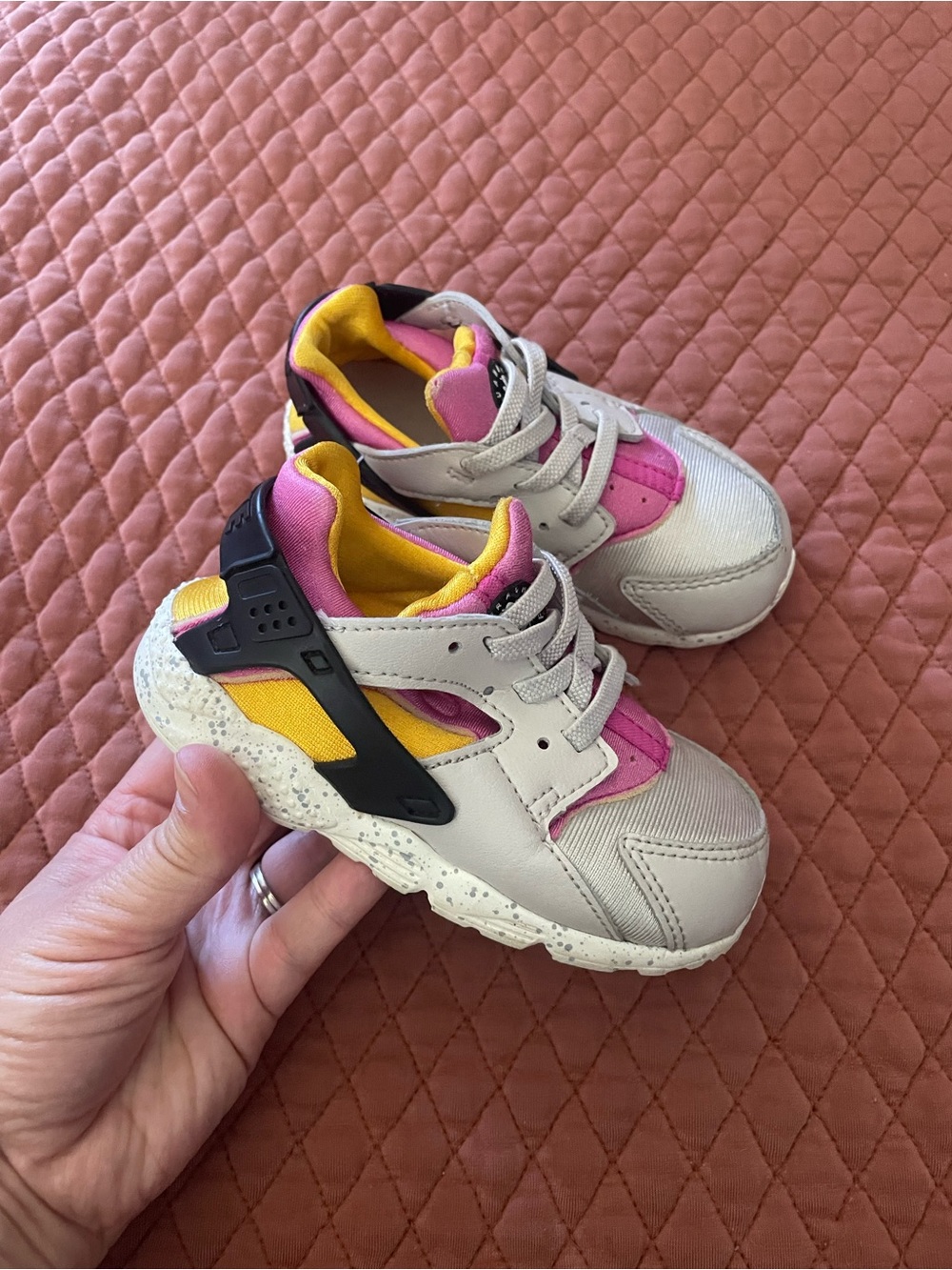 Nike huaraches Kids Sneakers in Pink, Yellow & White